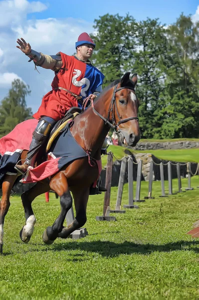 Un caballero con una lanza a caballo en la fortaleza rusa festiva — Foto de Stock