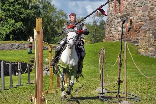 Un chevalier avec une lance sur un cheval à la fête de la forteresse russe — Photo