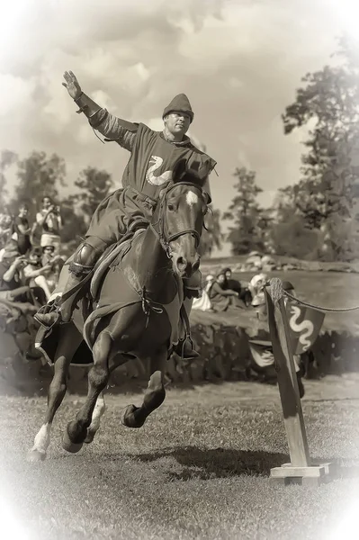 Egy lovag lándzsával egy lovon az orosz erődfesztiválon. — Stock Fotó