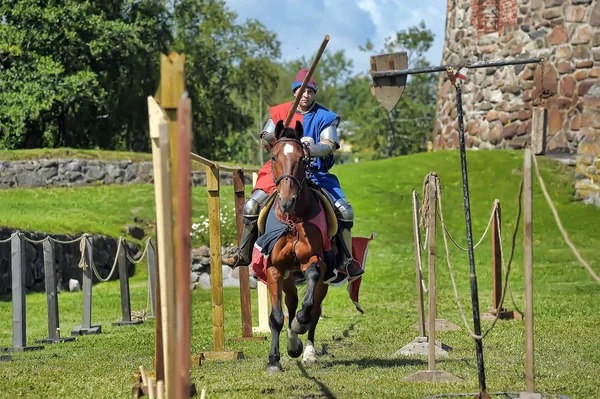 Un chevalier avec une lance sur un cheval à la fête de la forteresse russe — Photo