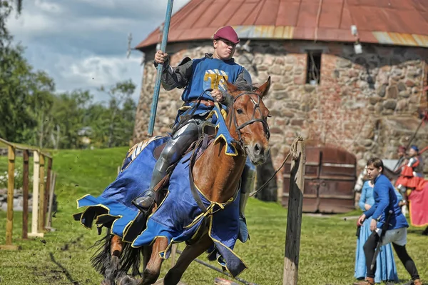 Rycerz z włócznią na koniu na rosyjskim festiwalu Fortecy — Zdjęcie stockowe