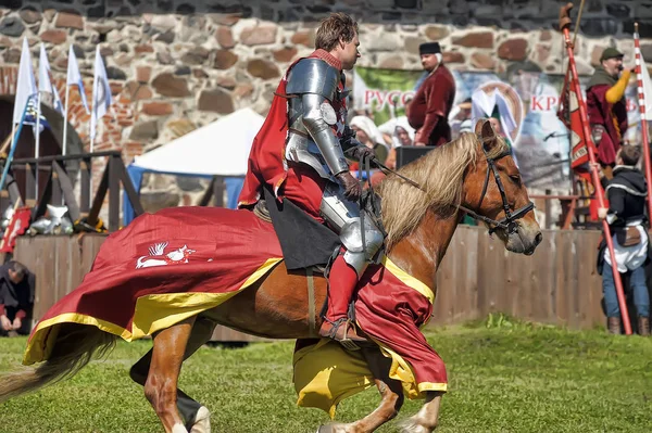 Rycerz z włócznią na koniu na rosyjskim festiwalu Fortecy — Zdjęcie stockowe