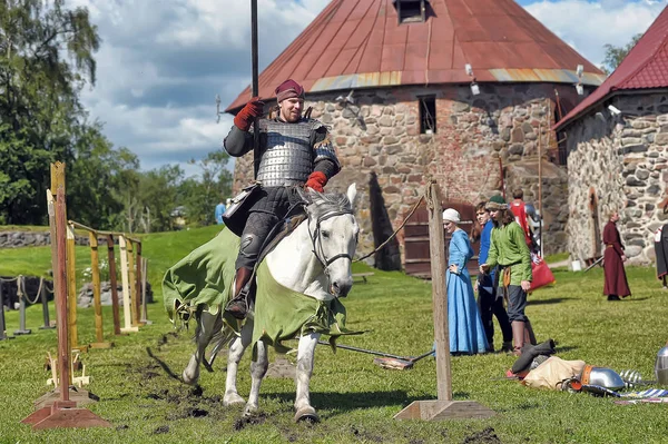 A knight with a spear on a horse at the Russian Fortress festiva — Stock Photo, Image