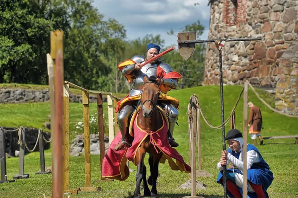 Rycerz z włócznią na koniu na rosyjskim festiwalu Fortecy — Zdjęcie stockowe