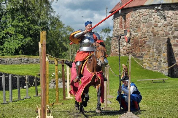 Ein Ritter mit Speer auf einem Pferd auf der russischen Festung festiva — Stockfoto