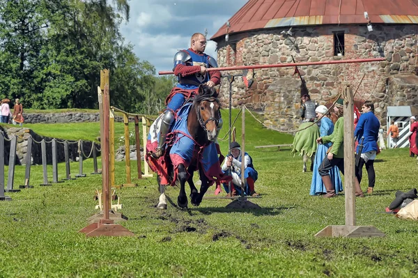 Rycerz z włócznią na koniu na rosyjskim festiwalu Fortecy — Zdjęcie stockowe