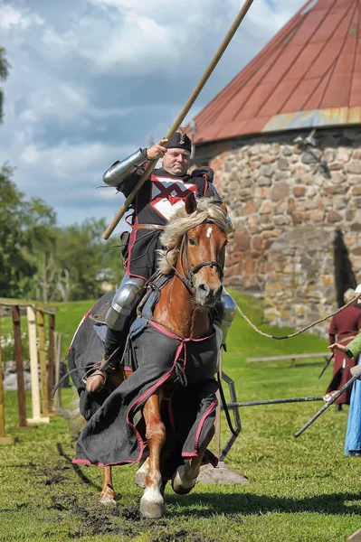 Un cavaliere con una lancia su un cavallo alla Fortezza russa festiva — Foto Stock