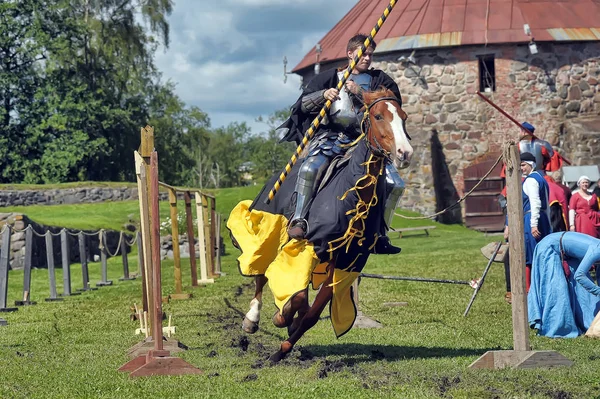 Rytíř s kopím na koni na slavnosti ruské pevnosti — Stock fotografie