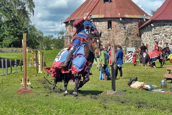 Ein Ritter mit Speer auf einem Pferd auf der russischen Festung festiva — Stockfoto