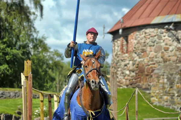 Rycerz z włócznią na koniu na rosyjskim festiwalu Fortecy — Zdjęcie stockowe