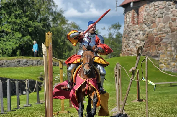 在俄国要塞庆典上骑着马的骑士 — 图库照片