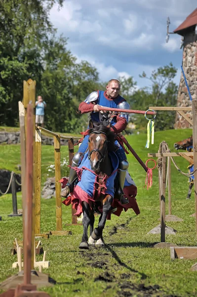 Un chevalier avec une lance sur un cheval à la fête de la forteresse russe — Photo