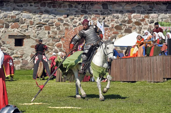 在俄国要塞庆典上骑着马的骑士 — 图库照片