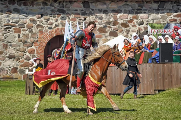 Um cavaleiro com uma lança em um cavalo na Fortaleza festiva russa — Fotografia de Stock