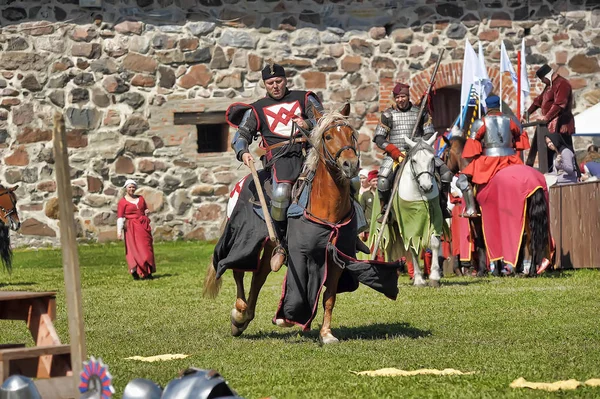 Un cavaliere con una lancia su un cavallo alla Fortezza russa festiva — Foto Stock