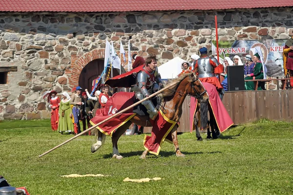 A knight with a spear on a horse at the Russian Fortress festiva — Stock Photo, Image