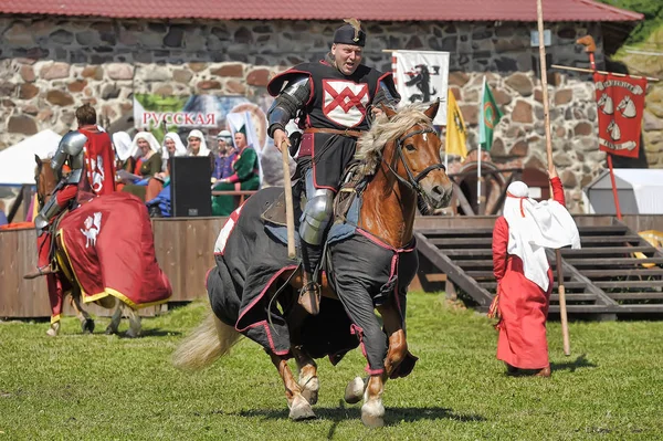 Un chevalier avec une lance sur un cheval à la fête de la forteresse russe — Photo