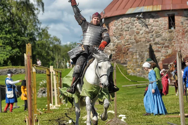 Een ridder met een speer op een paard op het Russische Fort festiva — Stockfoto