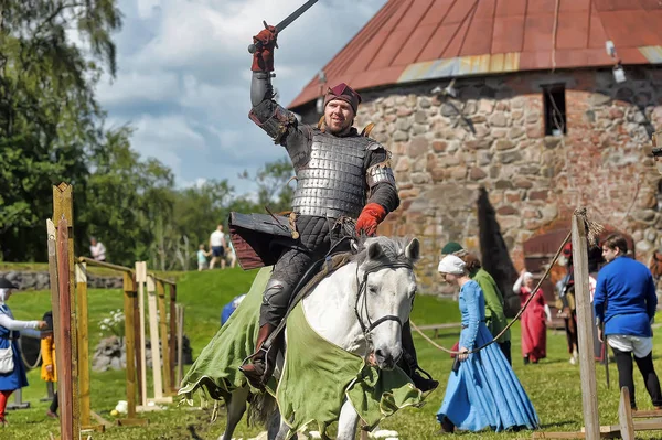 Een ridder met een speer op een paard op het Russische Fort festiva — Stockfoto