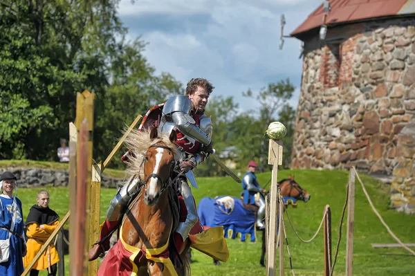 Un caballero con una lanza a caballo en la fortaleza rusa festiva — Foto de Stock