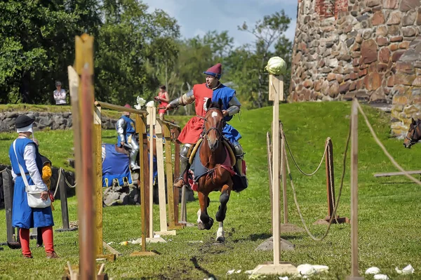 Rycerz z włócznią na koniu na rosyjskim festiwalu Fortecy — Zdjęcie stockowe