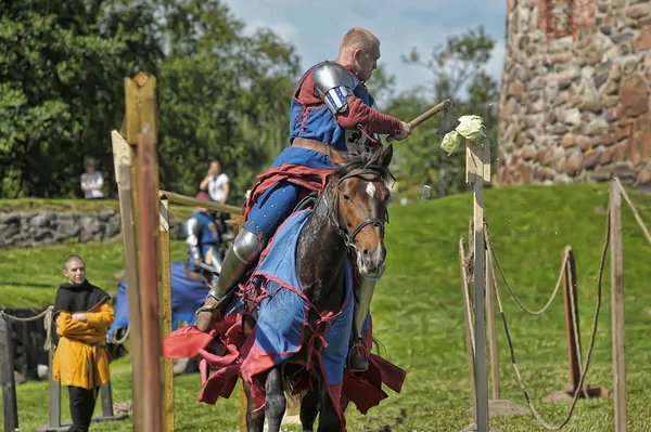 Un chevalier avec une lance sur un cheval à la fête de la forteresse russe — Photo