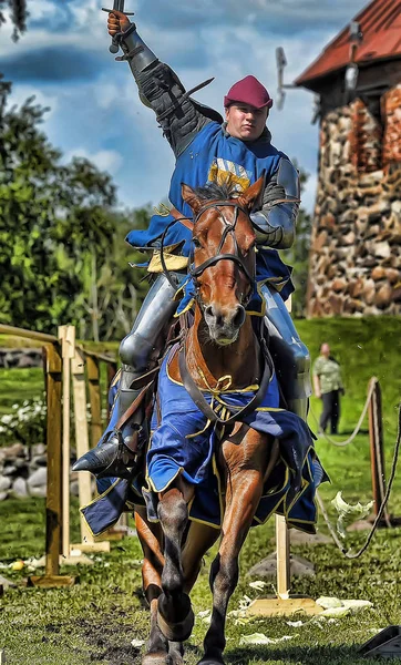 Un chevalier avec une lance sur un cheval à la fête de la forteresse russe — Photo