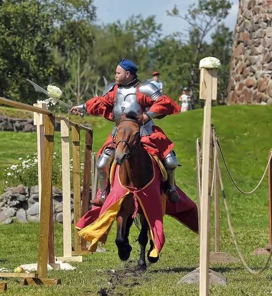 Un chevalier avec une lance sur un cheval à la fête de la forteresse russe — Photo