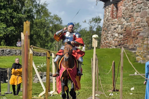 Un chevalier avec une lance sur un cheval à la fête de la forteresse russe — Photo