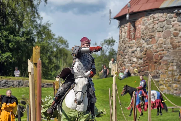 A knight with a spear on a horse at the Russian Fortress festiva — Stock Photo, Image