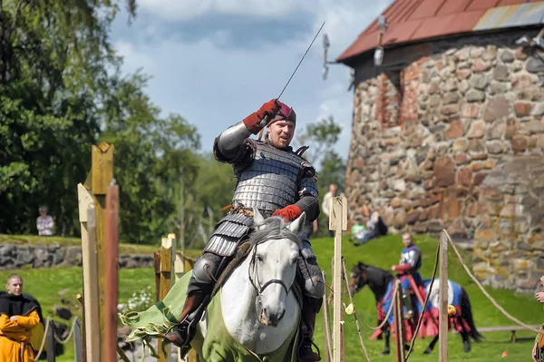 Un cavaliere con una lancia su un cavallo alla Fortezza russa festiva — Foto Stock