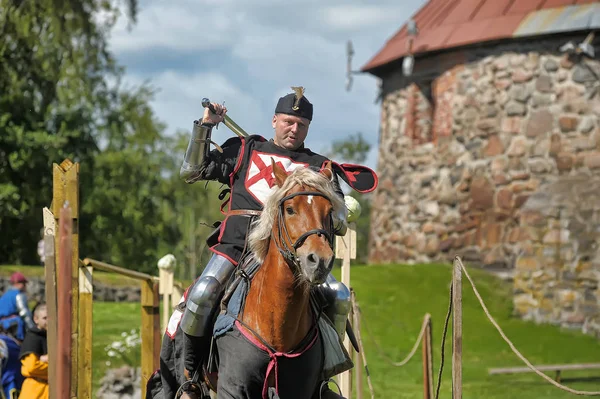 Rycerz z włócznią na koniu na rosyjskim festiwalu Fortecy — Zdjęcie stockowe