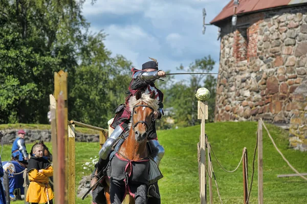 Rytíř s kopím na koni na slavnosti ruské pevnosti — Stock fotografie