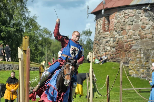 Un chevalier avec une lance sur un cheval à la fête de la forteresse russe — Photo