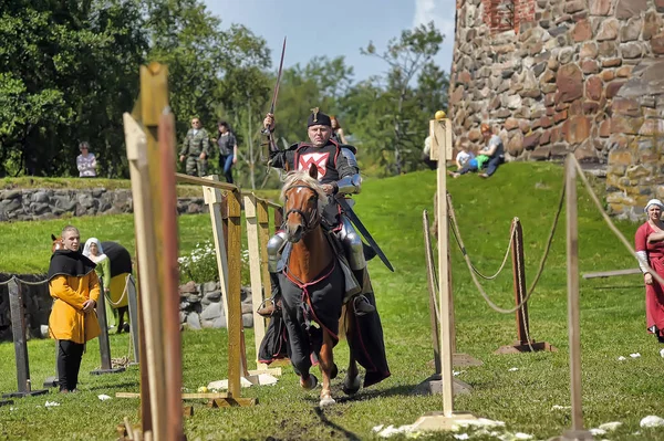 Rycerz z włócznią na koniu na rosyjskim festiwalu Fortecy — Zdjęcie stockowe