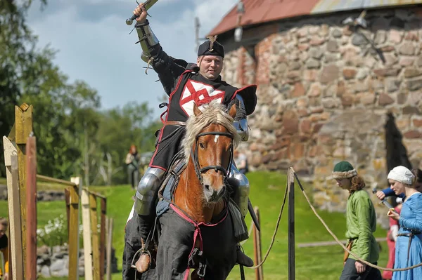 Een ridder met een speer op een paard op het Russische Fort festiva — Stockfoto