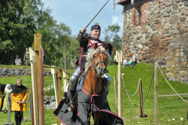 Un chevalier avec une lance sur un cheval à la fête de la forteresse russe — Photo