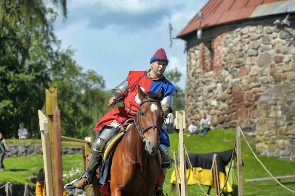 Un cavaliere con una lancia su un cavallo alla Fortezza russa festiva — Foto Stock