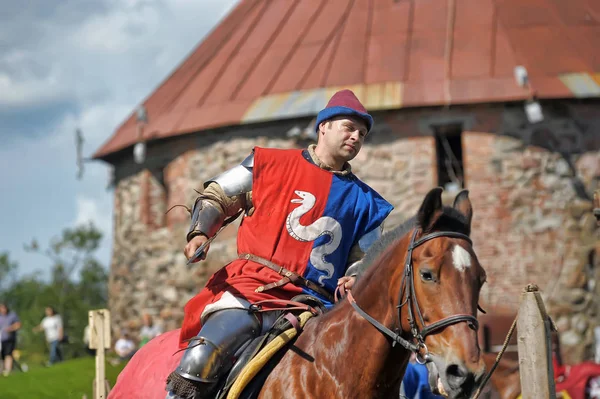 A knight with a spear on a horse at the Russian Fortress festiva — Stock Photo, Image