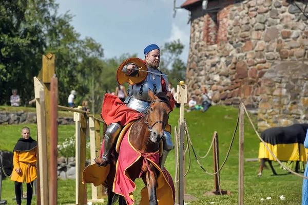 Un chevalier avec une lance sur un cheval à la fête de la forteresse russe — Photo