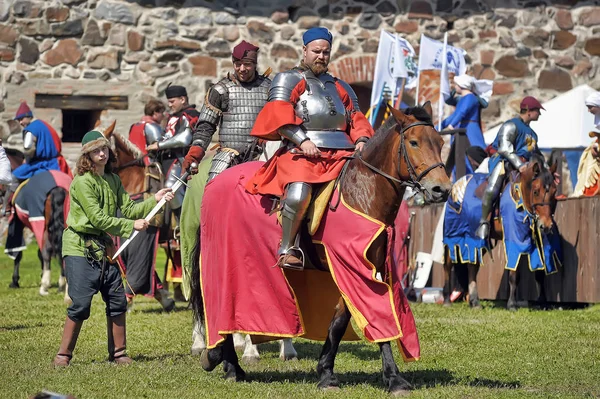 Un chevalier avec une lance sur un cheval à la fête de la forteresse russe — Photo