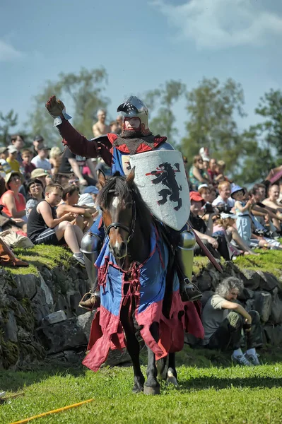 Um cavaleiro com uma lança em um cavalo na Fortaleza festiva russa — Fotografia de Stock