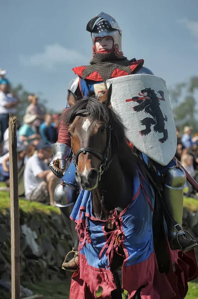 Un cavaliere con una lancia su un cavallo alla Fortezza russa festiva — Foto Stock