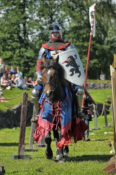 A knight with a spear on a horse at the Russian Fortress festiva — Stock Photo, Image