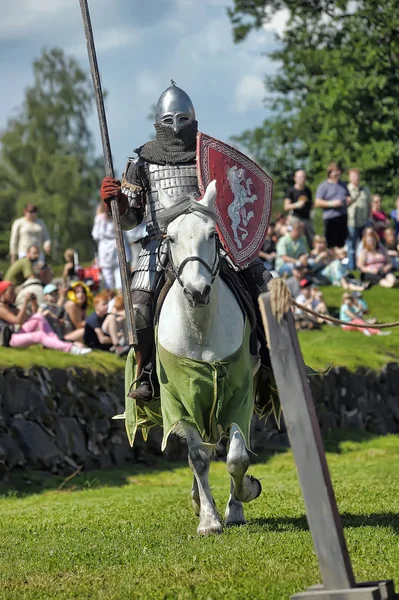 Un cavaliere con una lancia su un cavallo alla Fortezza russa festiva — Foto Stock