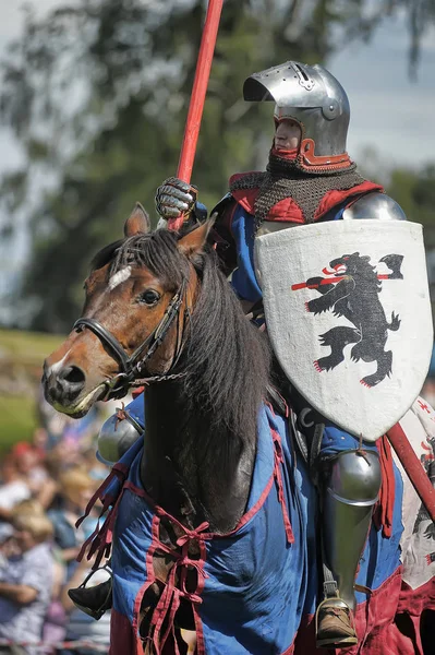 Un cavaliere con una lancia su un cavallo alla Fortezza russa festiva — Foto Stock