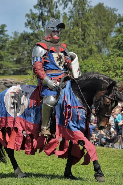 Ein Ritter mit Speer auf einem Pferd auf der russischen Festung festiva — Stockfoto