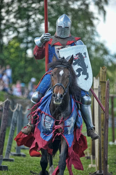 Um cavaleiro com uma lança em um cavalo na Fortaleza festiva russa — Fotografia de Stock