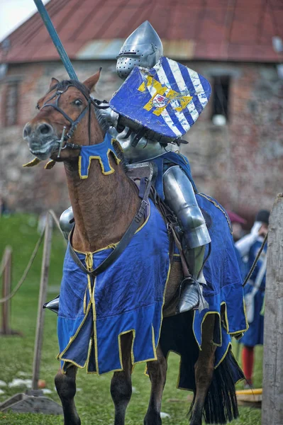 Un cavaliere con una lancia su un cavallo alla Fortezza russa festiva — Foto Stock