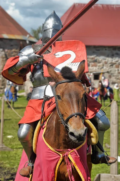 Un cavaliere con una lancia su un cavallo alla Fortezza russa festiva — Foto Stock